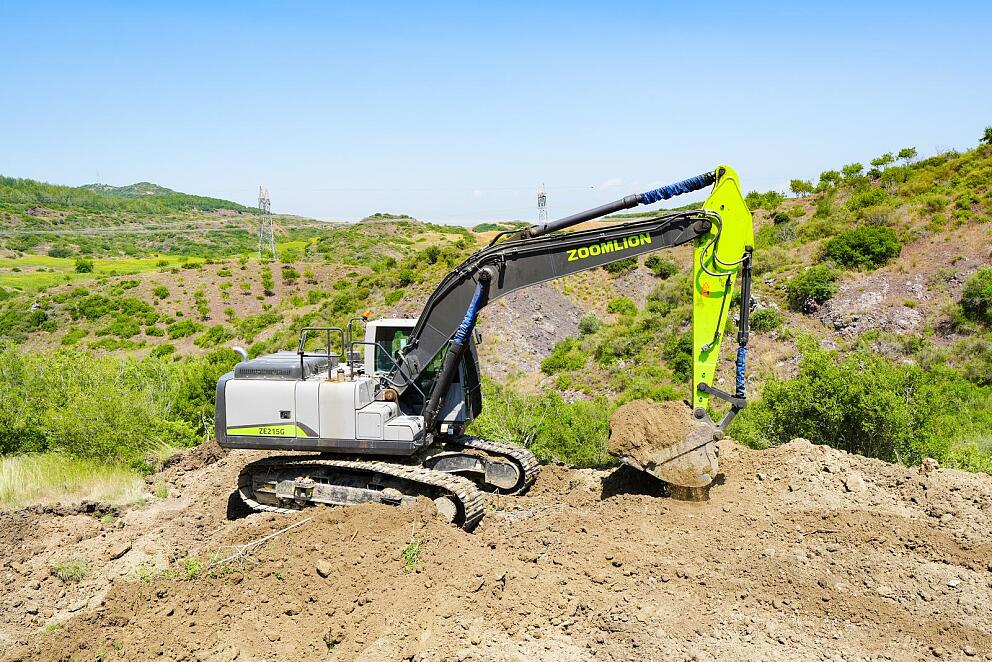 Türkiye'de bir hafriyat şantiyesinde çalışan Zoomlion ZE215G paletli ekskavatör