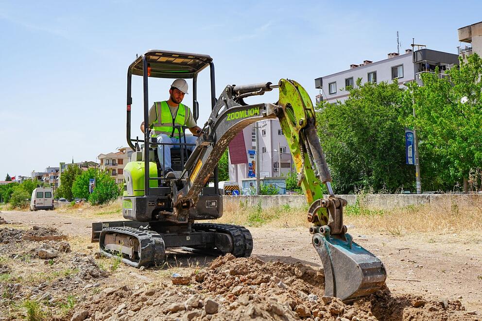 Dar bir şehir sokağında çalışan Zoomlion ZE18GU paletli mini ekskavatör