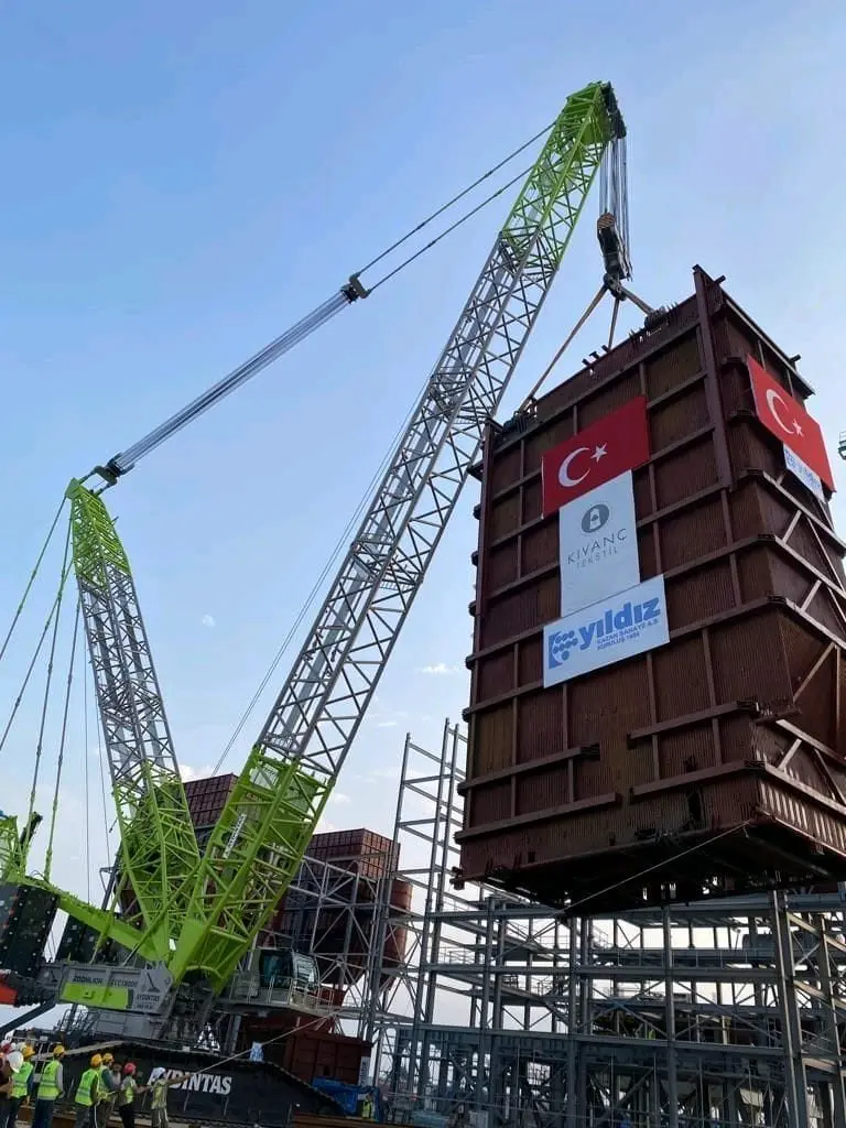 Adana'da 500 tonluk biyoenerji üretim reaktörünü çelik taşıyıcı yapısına yerleştiren Zoomlion ZCC18000 paletli vinç