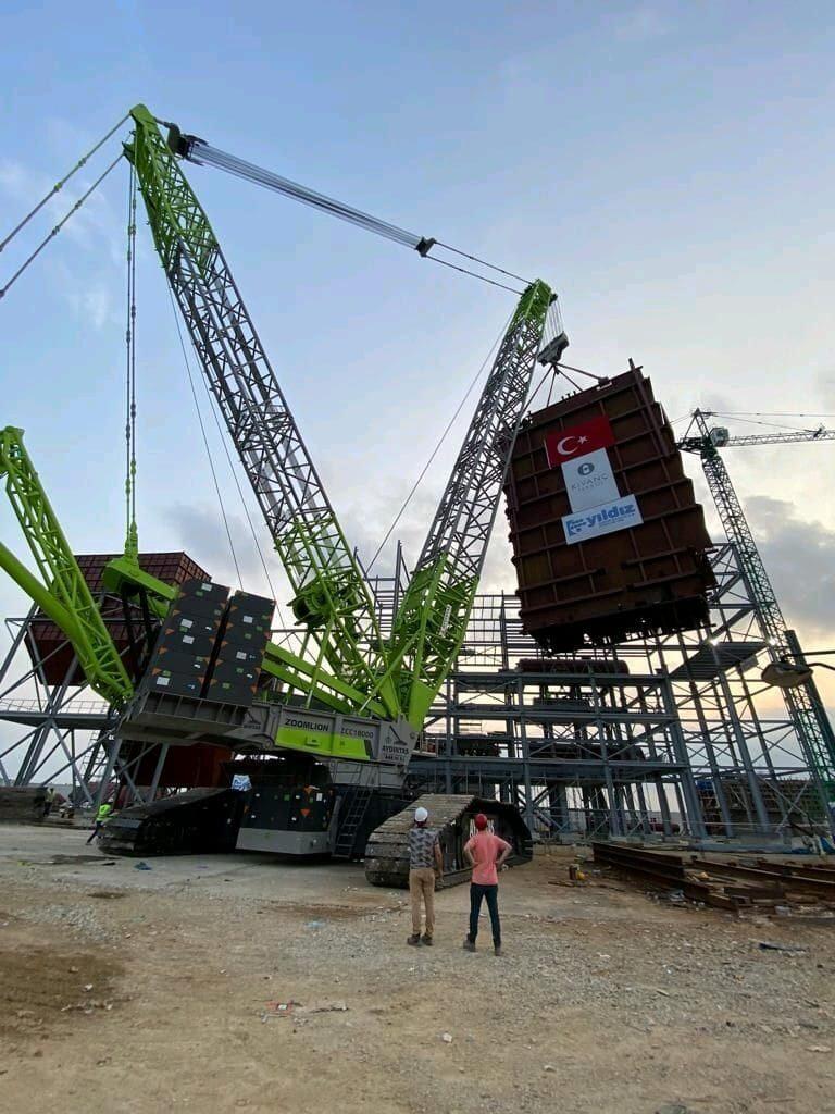 Adana'daki bir sanayi tesisi projesinde süperlift karşı ağırlığıyla donatılmış Zoomlion ZCC18000 paletli vinç
