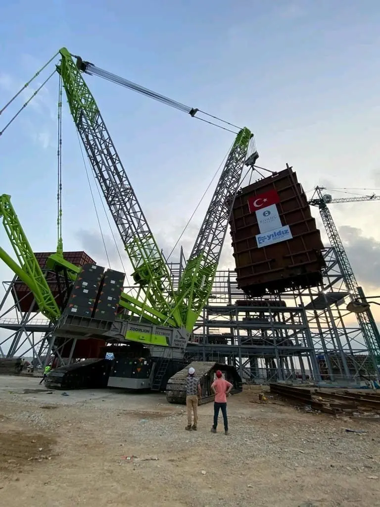 Adana'daki bir sanayi tesisi projesinde süperlift karşı ağırlığıyla donatılmış Zoomlion ZCC18000 paletli vinç