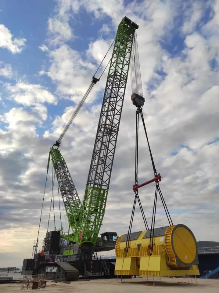 Mersin'deki Akkuyu Nükleer Santrali deniz terminalinde jeneratör ünitesi boşaltan Zoomlion ZCC12500 paletli vinç