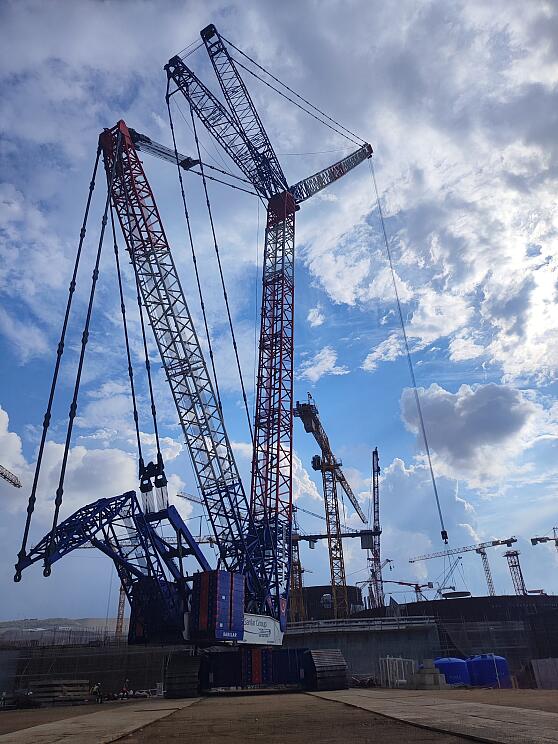 Mersin'deki Akkuyu Nükleer Santrali şantiyesinde süperlift konfigürasyonunda çalışan Zoomlion ZCC32000 paletli vinç