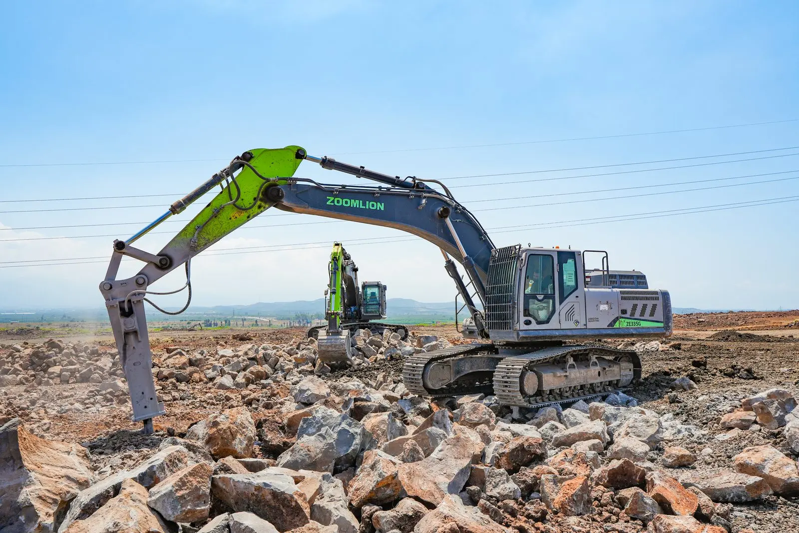 Hatay'ın Erzin ilçesindeki bir güneş enerjisi santrali projesinde hidrolik kırıcıyla kayalık zemini hazırlayan Zoomlion ZE335G paletli ekskavatör